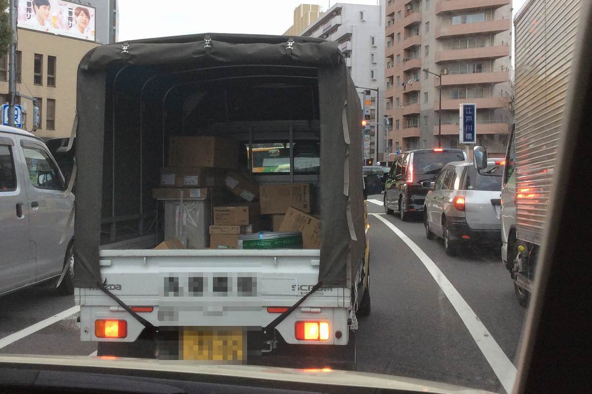 積み方の雑なトラック