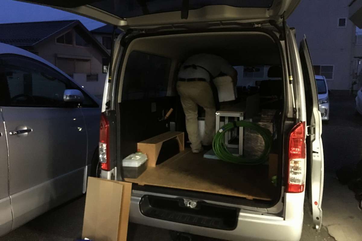 水槽積み込み作業