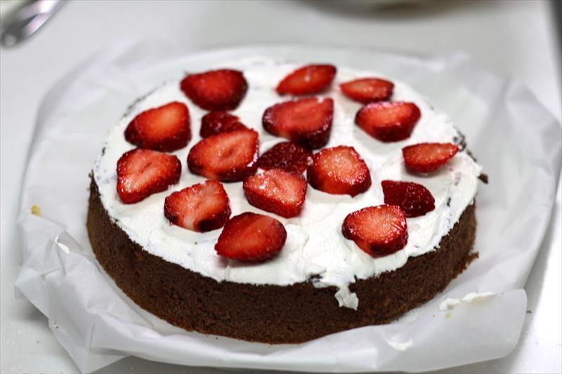 ケーキ作り　イチゴ