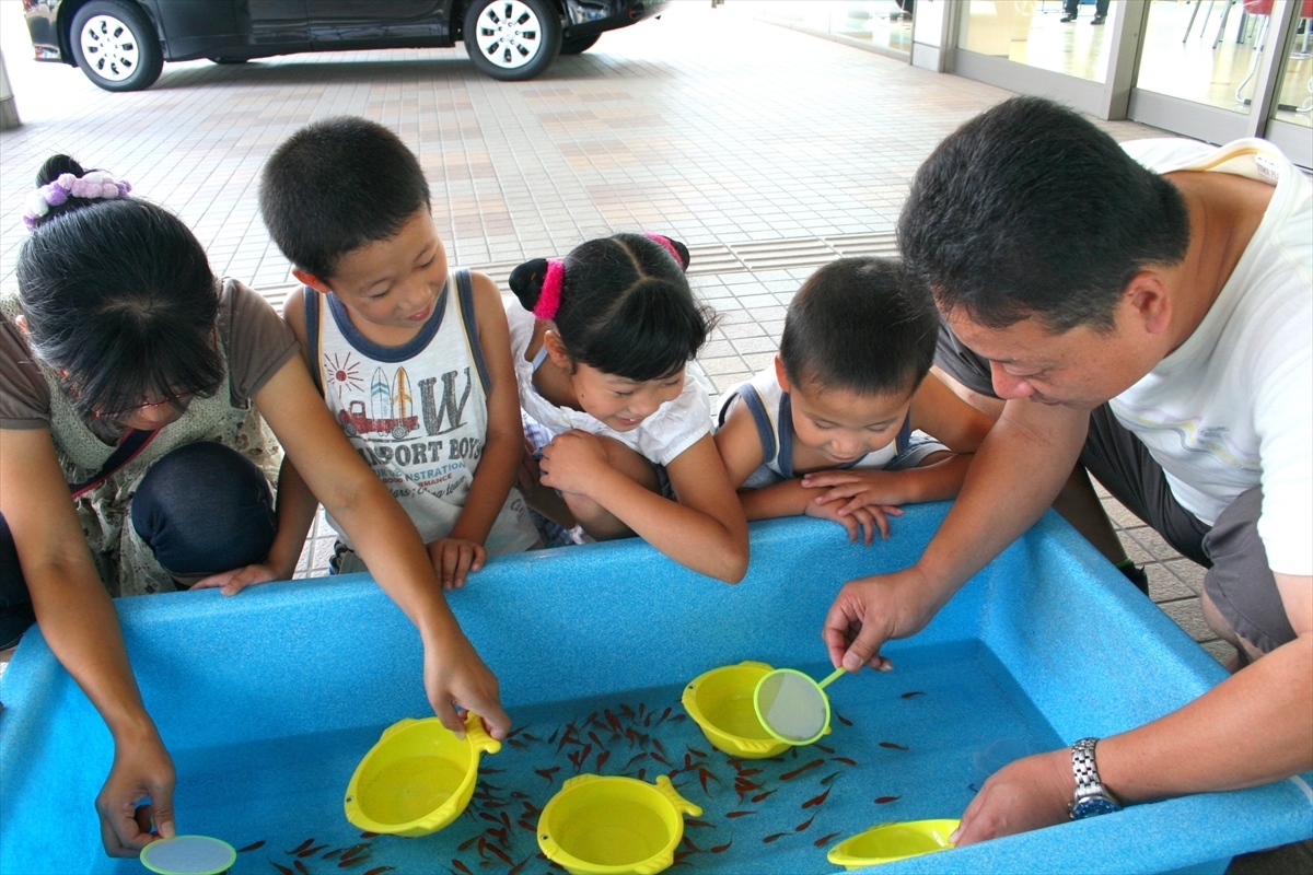 金魚すくい　家族