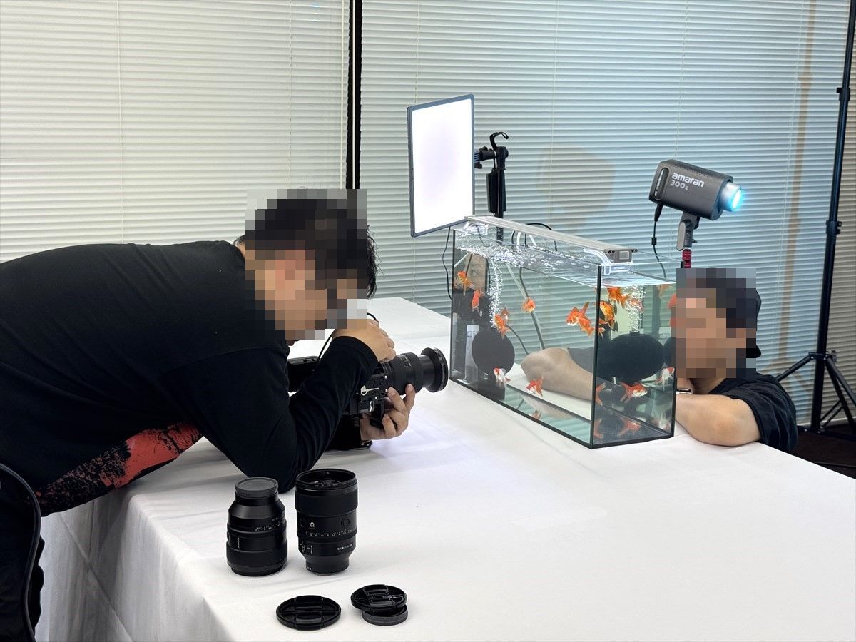 水槽越し人物撮影
