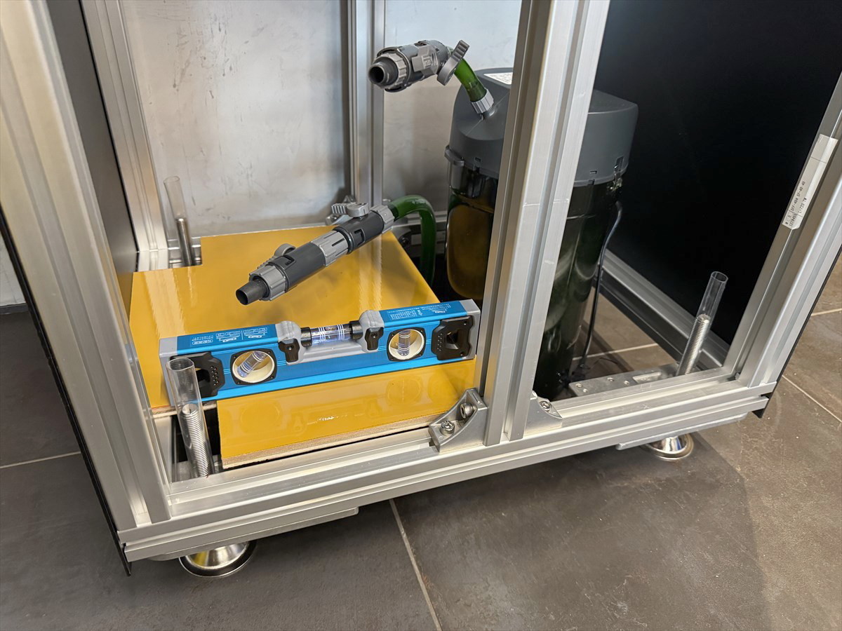 水槽　設置　水平